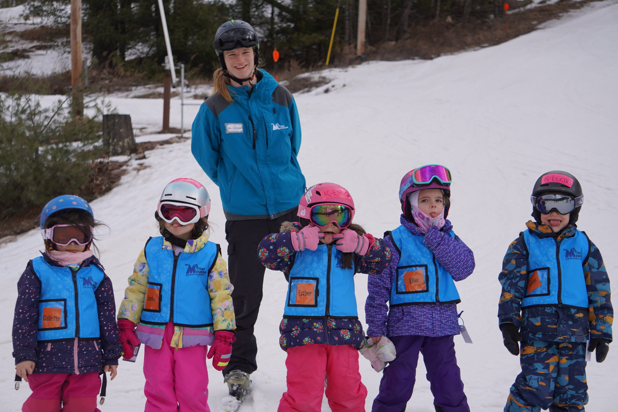 DSC02820 (3) Group of kids smiling